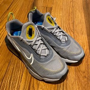 Women’s/Boy’s Air Nike Athletic sneaker size 8 Womens/ Size 6 Boys/ Euro size 39